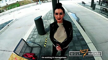 Sidney tetona gótica follando en estación de tren