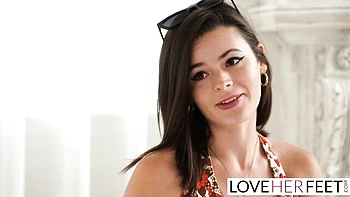 Dharma Jones verehrt heiße Füße mit Fußjob