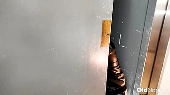 Plombéia milf tatuada fode em POV com peitos grandes