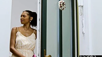 Heiße Latina Ebony saugt dicken Schwanz im Cowgirl-Stil