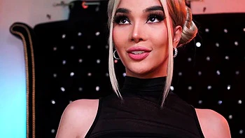 Heiße Tussi mit fetten Titten wichst sich