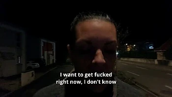 Inconnu baise MILF chaude en levrette et la crampe dans le cul