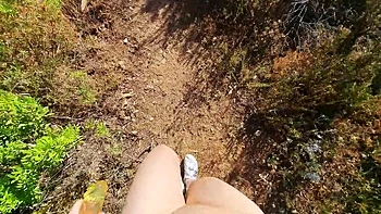 Latina grosse fesse baise inconnu en plein air en levrette avec manchon