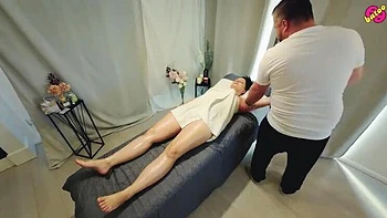 MILF tímida masajea su coño y moja follada con aceite