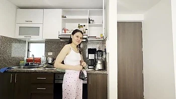 Duas teens lésbicas de Scarlettandc lambem e se esfregam no rabo grande latino