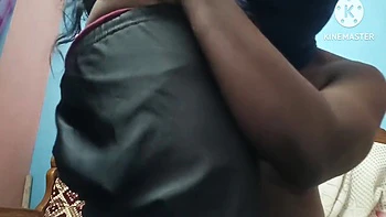 La traviesa Honey Bhabhi se divierte con el vecino en audio hindi