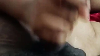 Mallu Chechi seduce al amigo de su marido con una mamada