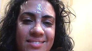 Amatrice brune baise en doggy et suce