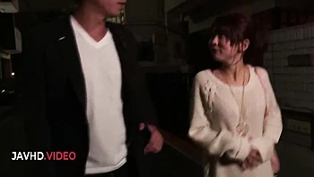 Японская мамка трахается и сосёт с игрушками