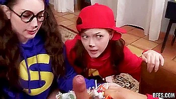 Adolescentes morenas chupam pau direto da tigela de doces