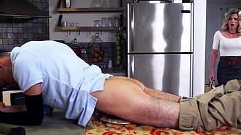 Loira milf com buceta peluda sendo lambida