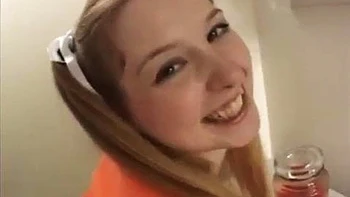 Teenie bunduda fodida em doggy e cowgirl