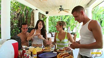 Latina Amateur lutscht und bekommt Creampie im Cowgirl-Dreier