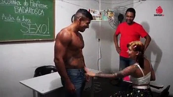 Похотливая бразильская студентка сосет и трахается по-собачьи