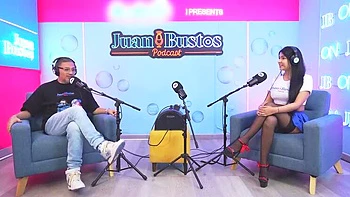 Latina peituda Mayaofi cavalga Sybian forte e recebe gozada facial