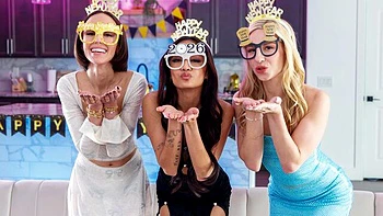 Pom-pom girls Kait et Christina se suçotent et s’embrassent