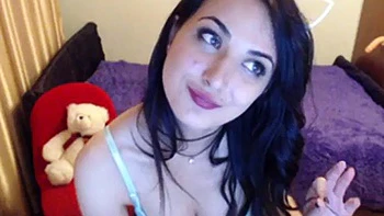 Brune amateur exhibe son corps nu