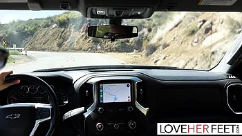 Химе Мари балует ноги и дрочит руки в Милане