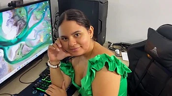 Heiße Stiefschwester erwischt mich beim Pornoschauen – Amateur Creampie & Squirting