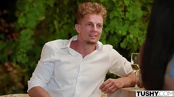 La venganza anal de Vanessa Alessia: doble garganta profunda y perrito con su mejor amiga