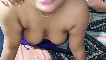 Bangladeschische Hausfrau fickt ihre enge Fotze zum ersten Mal