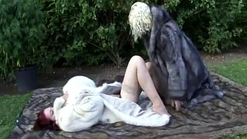 Лесбиянки в меху лижут и трахаются сзади