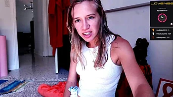 Малышка с маленькой грудью играет соло на камеру