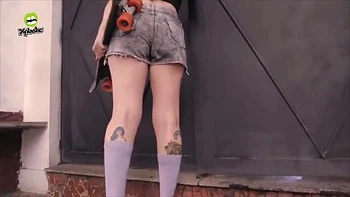 Gostosa tatuada chupando pau: blowjob amador