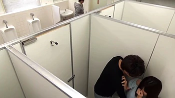 Jeune brune japonaise incroyable baise en public