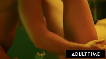 Anna Claire Clouds, viciada em bundas grandes, é fodida forte anal e com boquete