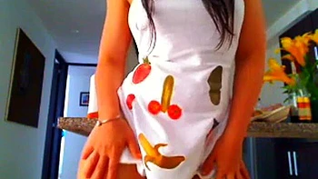 Latina amadora tira a roupa e fode o rabo grande anal