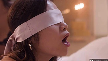 Markus Dupree fickt zwei asiatische Schönheiten im Dreier