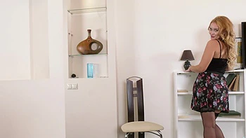 Loira quente Nancy de meia provocando a buceta molhada