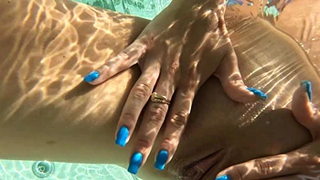 Любительница блондинка Розалинда мастурбирует в джакузи