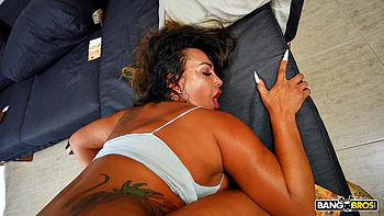 Пышная жопастая шлюха хочет больше денег за анал