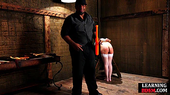 Zorra atada fuerte con culo bien abierto