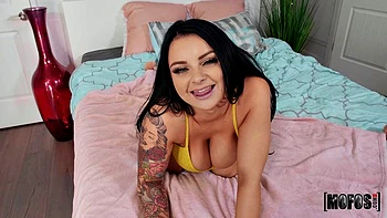 Brunete fodendo na cama com boquete e mão na buceta