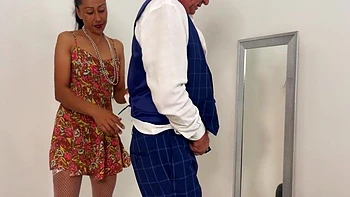 Латина-милфа мерит парня и сосёт твёрдый член