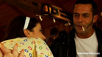 Cherry Kiss e Madlin Moon fodem estilo pin-up anos 50