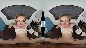 Loira adolescente dá boquete hardcore na escola