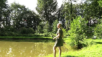 Blonde sexy se masturbe en plein air