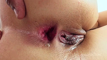 Латинка стройная впервые в анале с большим разрывом, глотает