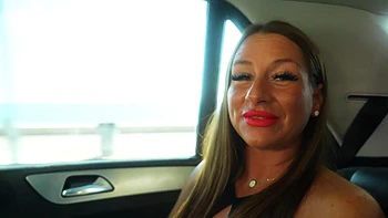 Charline, milf francesa tatuada, luce sus tetas grandes en lencería