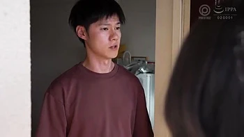 Невинная красотка превращается в шлюху в лосьонном тройничке