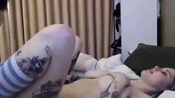 Grosse chatte en missionnaire et branlette publique