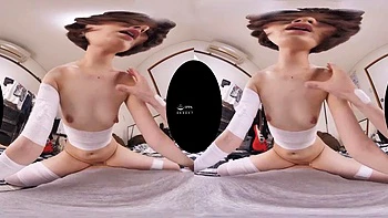 Babe asiatique écarte les jambes et montre sa chatte en bondage VR