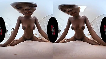 Babe ebony grosse fesses suce et chevauche en VR