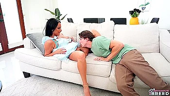 Пышная MILF с большой жопой и сиськами ебется и кончает в попу