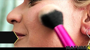 Sexy MILF espanhola Larissa Leite com mais de 40 ajuda vizinho