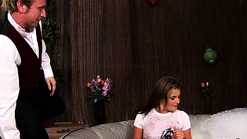 Tetas grandes y liguero en gangbang duro en azotea